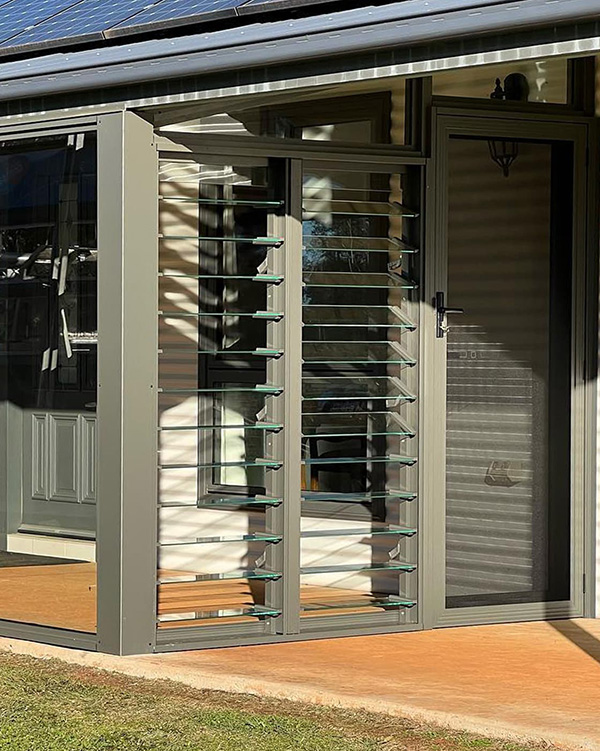 cua-chop-lat-nhom-kinh-4