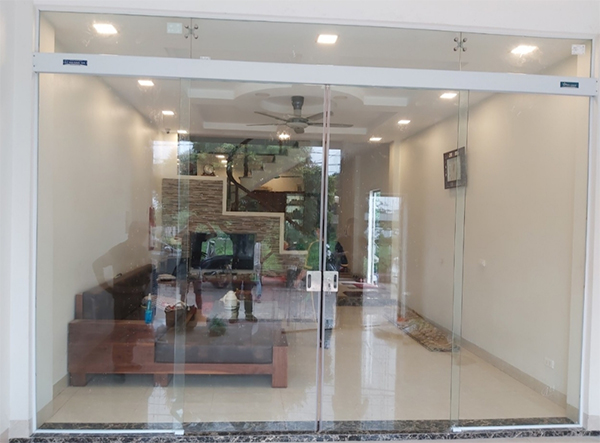 cua-kinh-lua-treo-ray-nhom-4