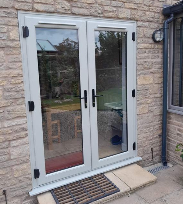 cua-nhom-kinh-mno-quay-2-canh-11