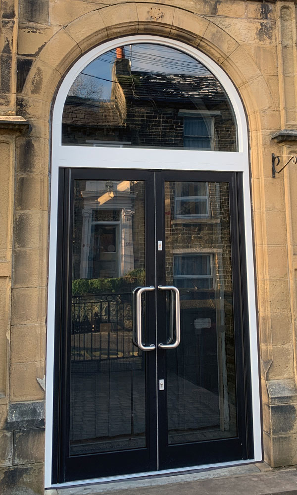 cua-nhom-kinh-uon-vom-15