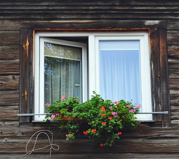 cua-so-nhom-kinh-mo-quay-6